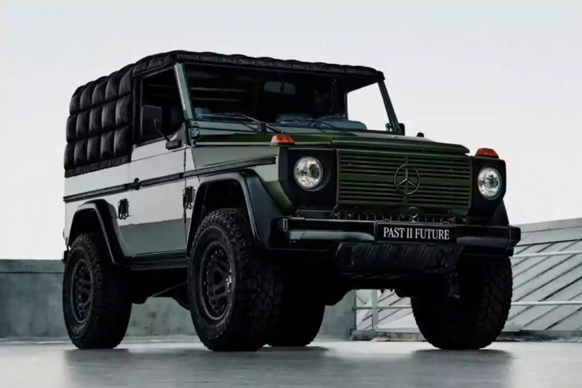 Un vehículo todoterreno Moncler - Mercedes-Benz G-Class de color verde oscuro con techo acolchado y matrícula que dice "PAST II FUTURE" estacionado en un entorno urbano.