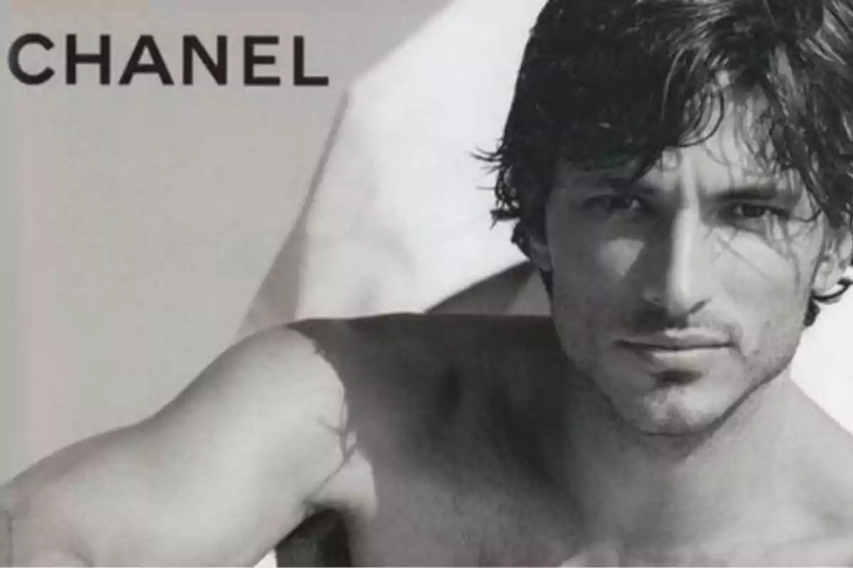 Hombre posando en una imagen en blanco y negro con el logo de Chanel en la esquina superior izquierda. Hombre posando en una imagen en blanco y negro con el logo de Chanel en la esquina superior izquierda.