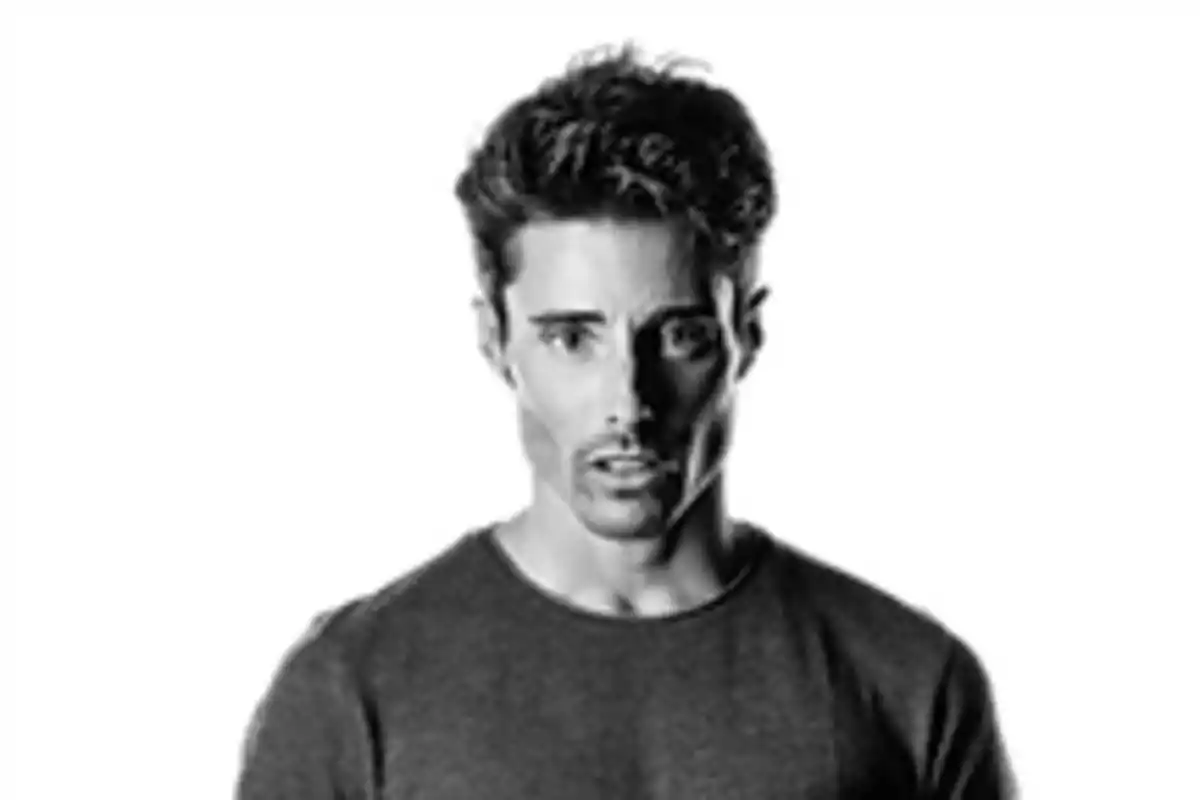 Un hombre con expresión seria en una foto en blanco y negro. Un hombre con expresión seria en una foto en blanco y negro.