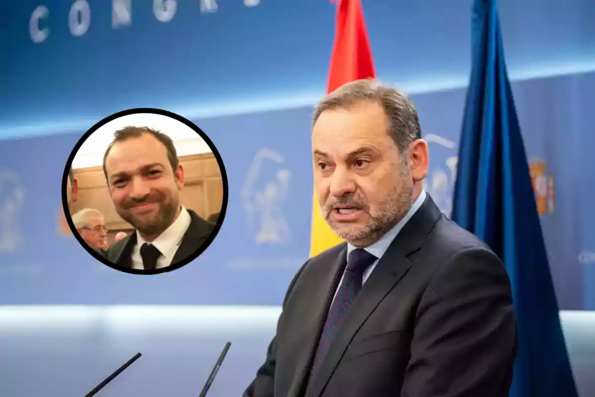 Un hombre en un podio hablando en una conferencia de prensa con una bandera detrás y un recuadro que muestra a otro hombre sonriendo.