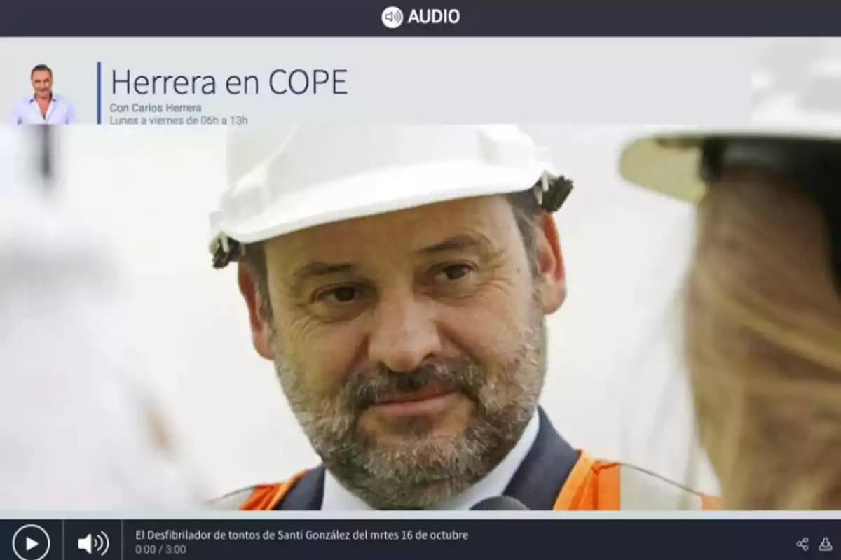 Un hombre con casco blanco y chaleco naranja aparece en una imagen promocional del programa de radio "Herrera en COPE" con Carlos Herrera.