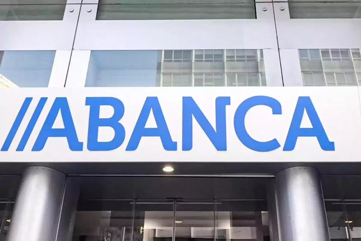 Fachada de un edificio con el logotipo de ABANCA en letras azules. Fachada de un edificio con el logotipo de ABANCA en letras azules.