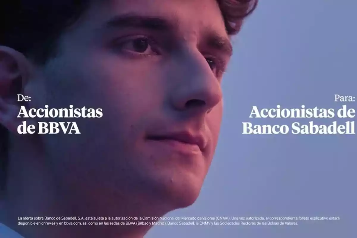 Primer plano de un joven mirando hacia adelante con texto promocional dirigido a accionistas de BBVA y Banco Sabadell sobre un fondo azul Primer plano de un joven mirando hacia adelante con texto promocional dirigido a accionistas de BBVA y Banco Sabadell sobre un fondo azul