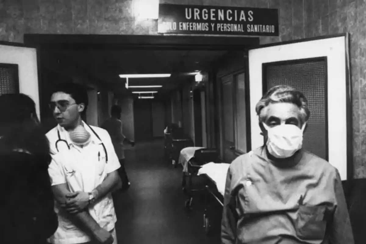 Personal médico con mascarillas en un pasillo de urgencias de un hospital. Personal médico con mascarillas en un pasillo de urgencias de un hospital.
