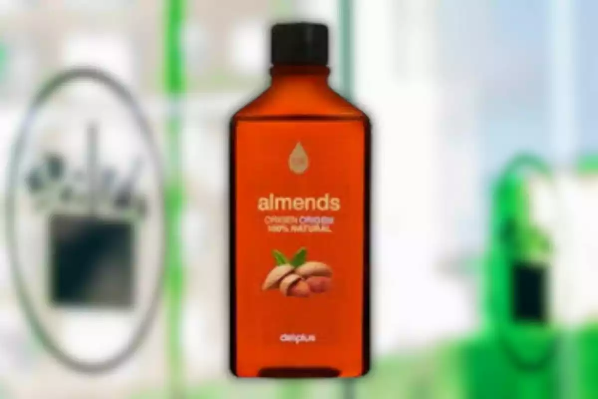 Botella de aceite de almendras con etiqueta en inglés sobre un fondo desenfocado. Botella de aceite de almendras con etiqueta en inglés sobre un fondo desenfocado.
