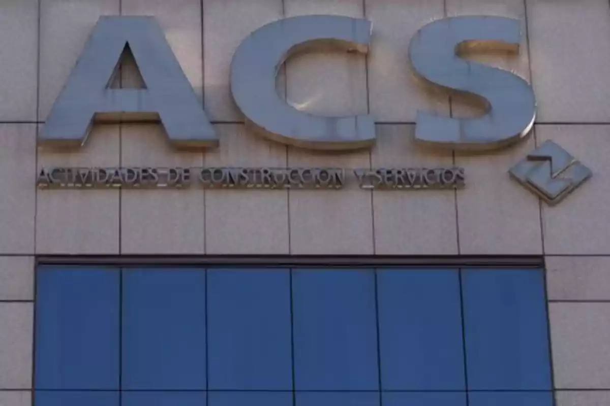 Fachada de edificio con el logo de ACS y el texto Actividades de Construcción y Servicios Fachada de edificio con el logo de ACS y el texto Actividades de Construcción y Servicios