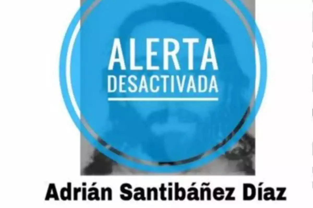 Imagen con un círculo azul que contiene el texto "ALERTA DESACTIVADA" y debajo el nombre "Adrián Santibáñez Díaz".