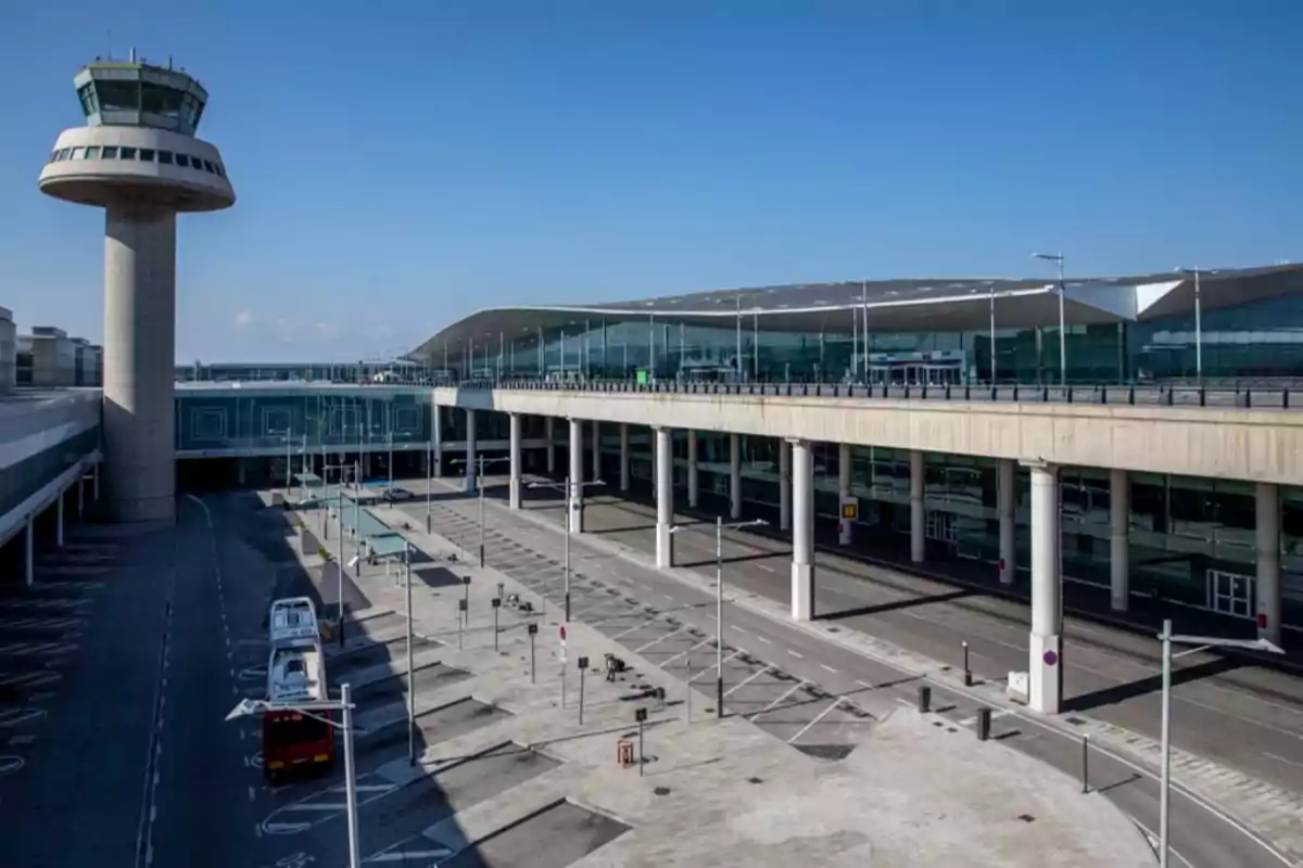Vista exterior de un aeropuerto con una torre de control y una terminal moderna.