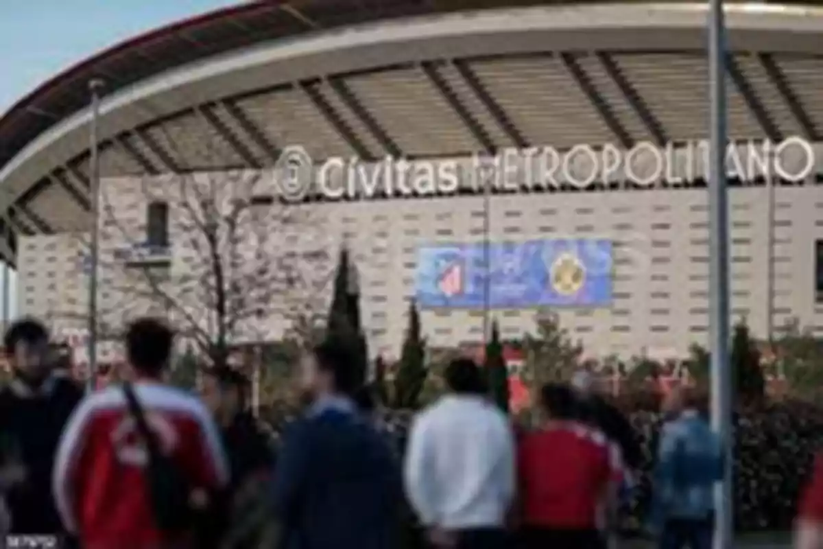 Personas caminando frente al estadio Cívitas Metropolitano.