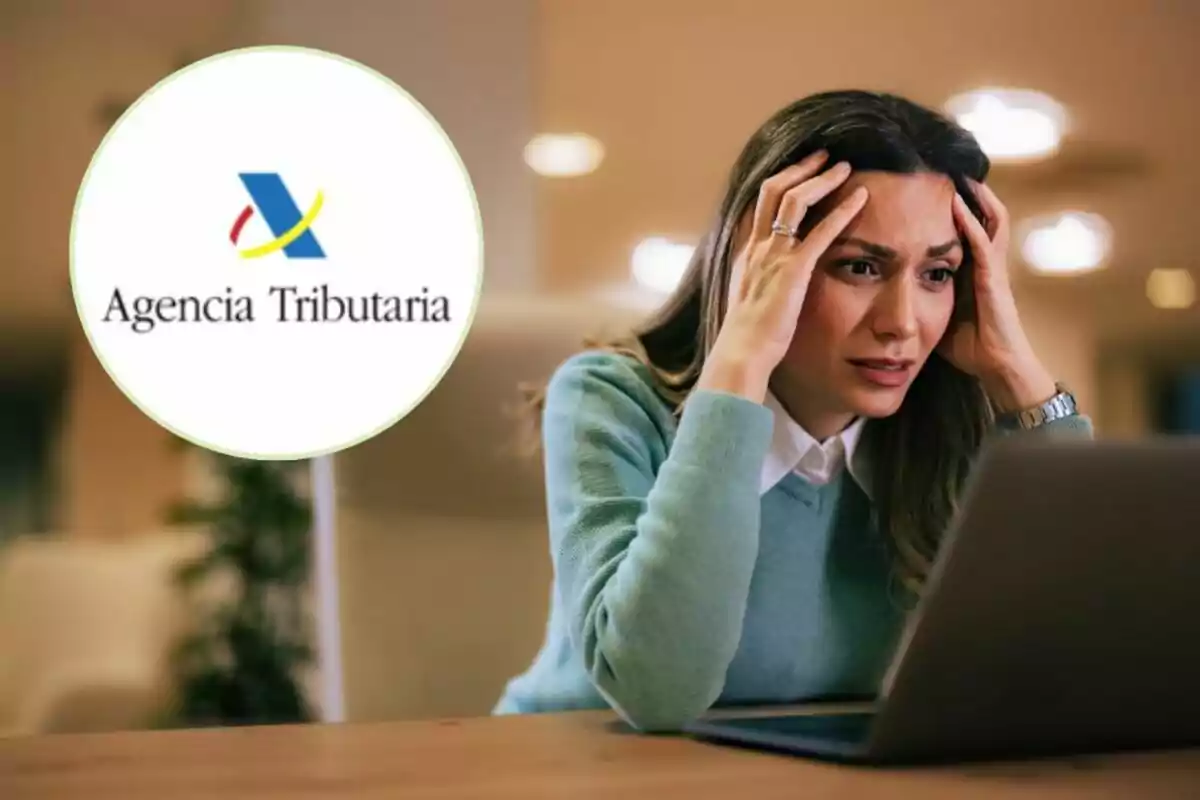 Mujer con expresión de preocupación frente a una computadora con el logo de la Agencia Tributaria en el fondo.