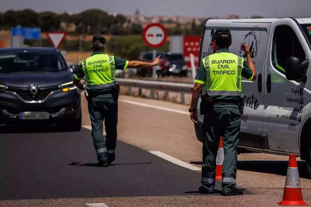 Dos agentes de la Guardia Civil de Tráfico realizando un control en la carretera