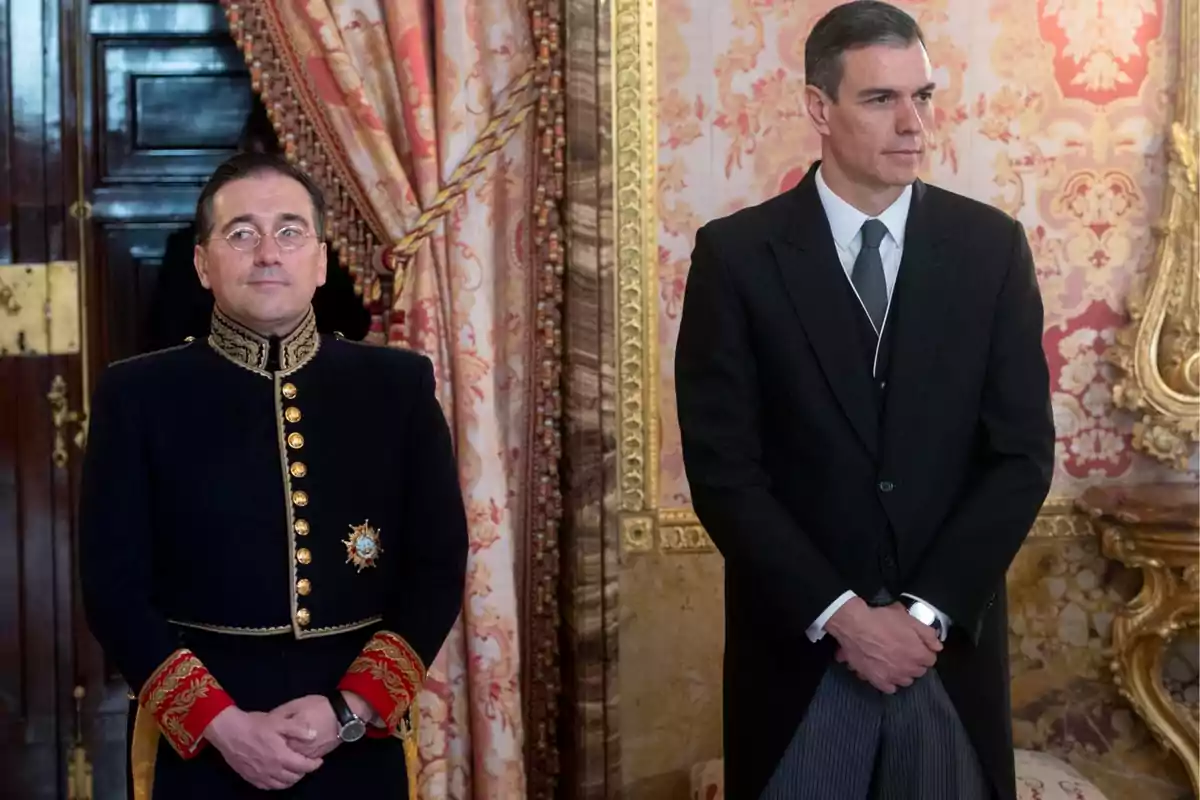 Dos hombres de pie en una habitación decorada elegantemente, uno con uniforme militar y el otro con traje formal.