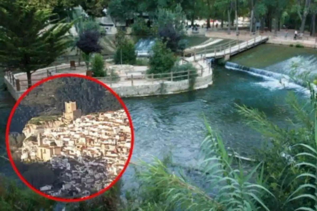 Un río con un puente de madera rodeado de vegetación y un recuadro que muestra un pueblo con una torre y casas en una colina.