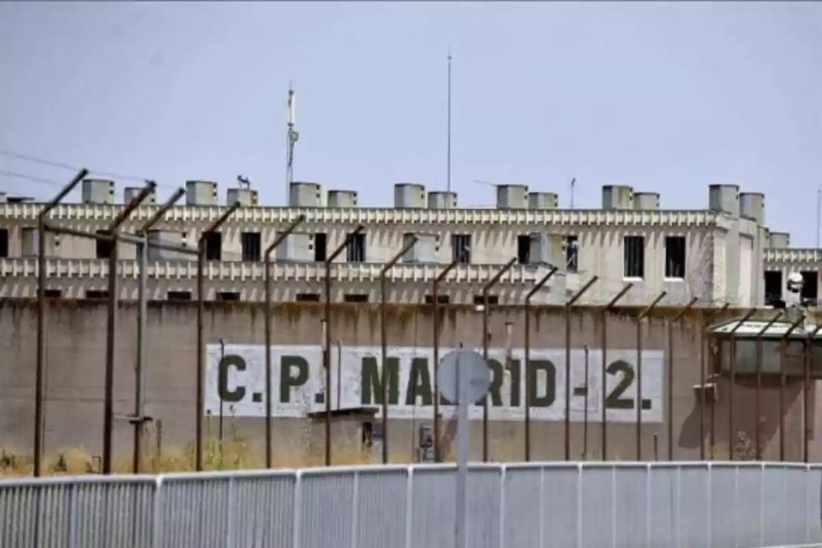 Edificio de una prisión con un letrero que dice 