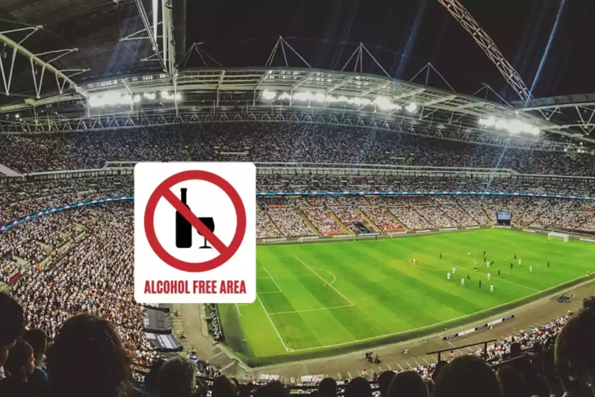 Estadio de fútbol lleno de espectadores con un cartel que indica área libre de alcohol.