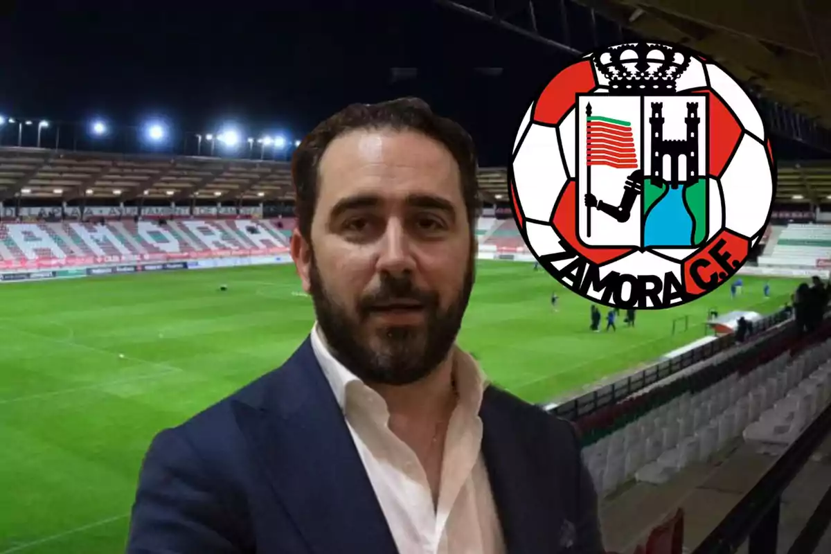 Un hombre con barba y traje oscuro está frente a un estadio de fútbol iluminado por la noche con el escudo del Zamora CF superpuesto.