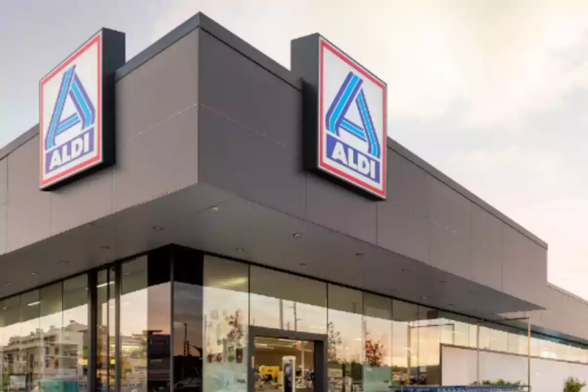Fachada de una tienda con el logotipo de Aldi en la parte superior. Fachada de una tienda con el logotipo de Aldi en la parte superior.