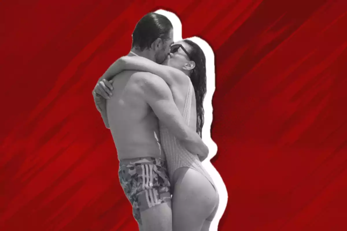 Pareja abrazándose y besándose en traje de baño sobre un fondo rojo Pareja abrazándose y besándose en traje de baño sobre un fondo rojo
