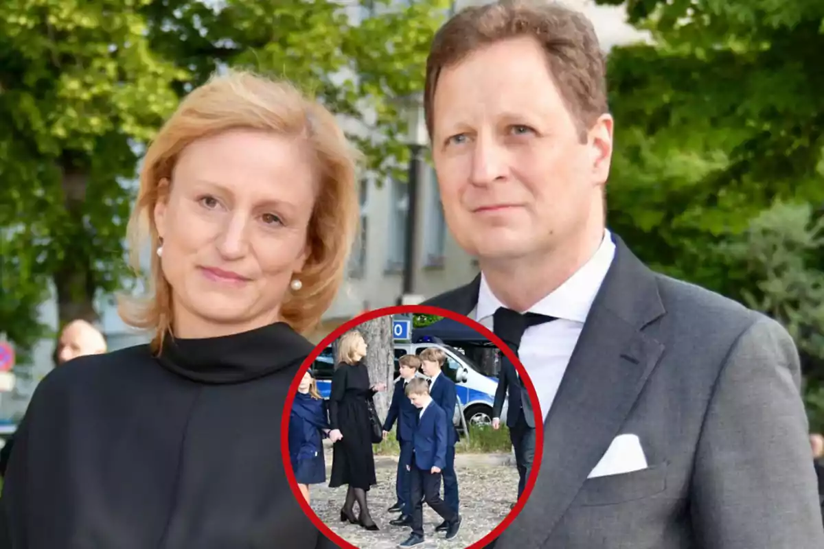 Una pareja vestida formalmente posa al aire libre con árboles de fondo, y en un círculo en la parte inferior se muestra a la mujer caminando con varios niños.