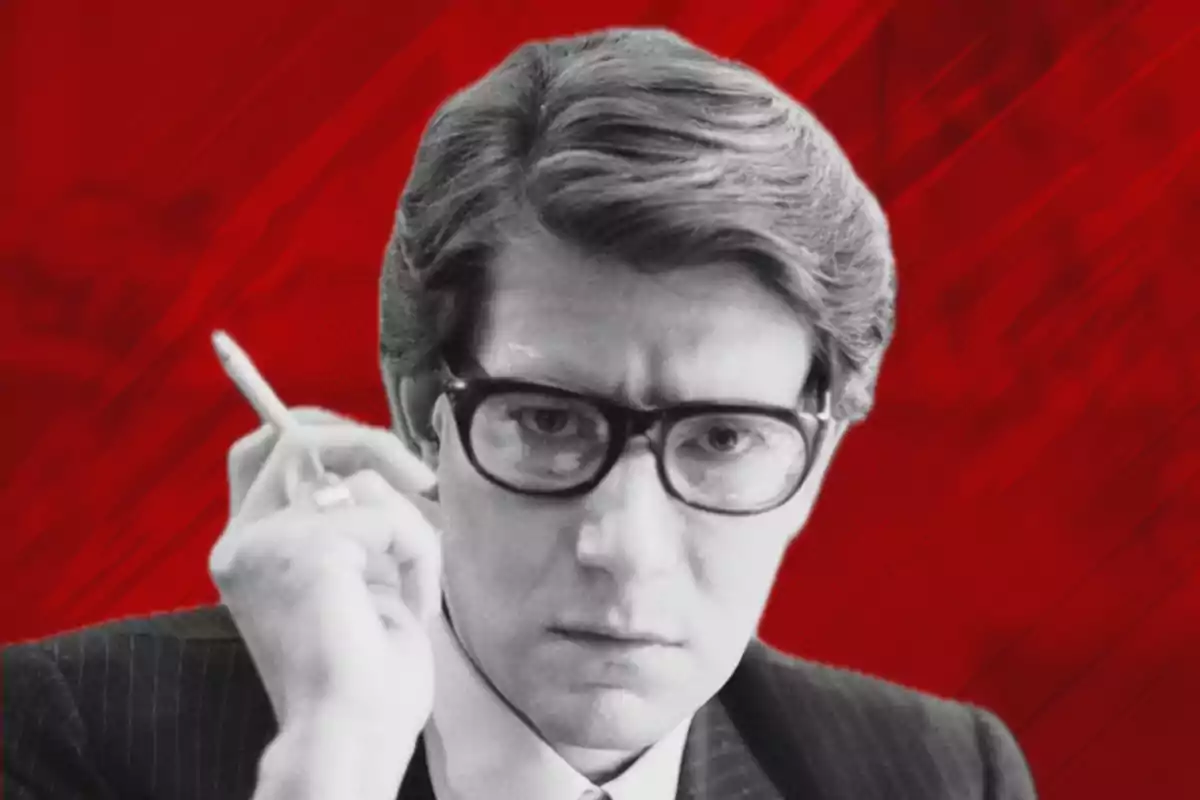 Hombre con gafas sosteniendo un cigarrillo, fondo rojo llamativo Hombre con gafas sosteniendo un cigarrillo, fondo rojo llamativo