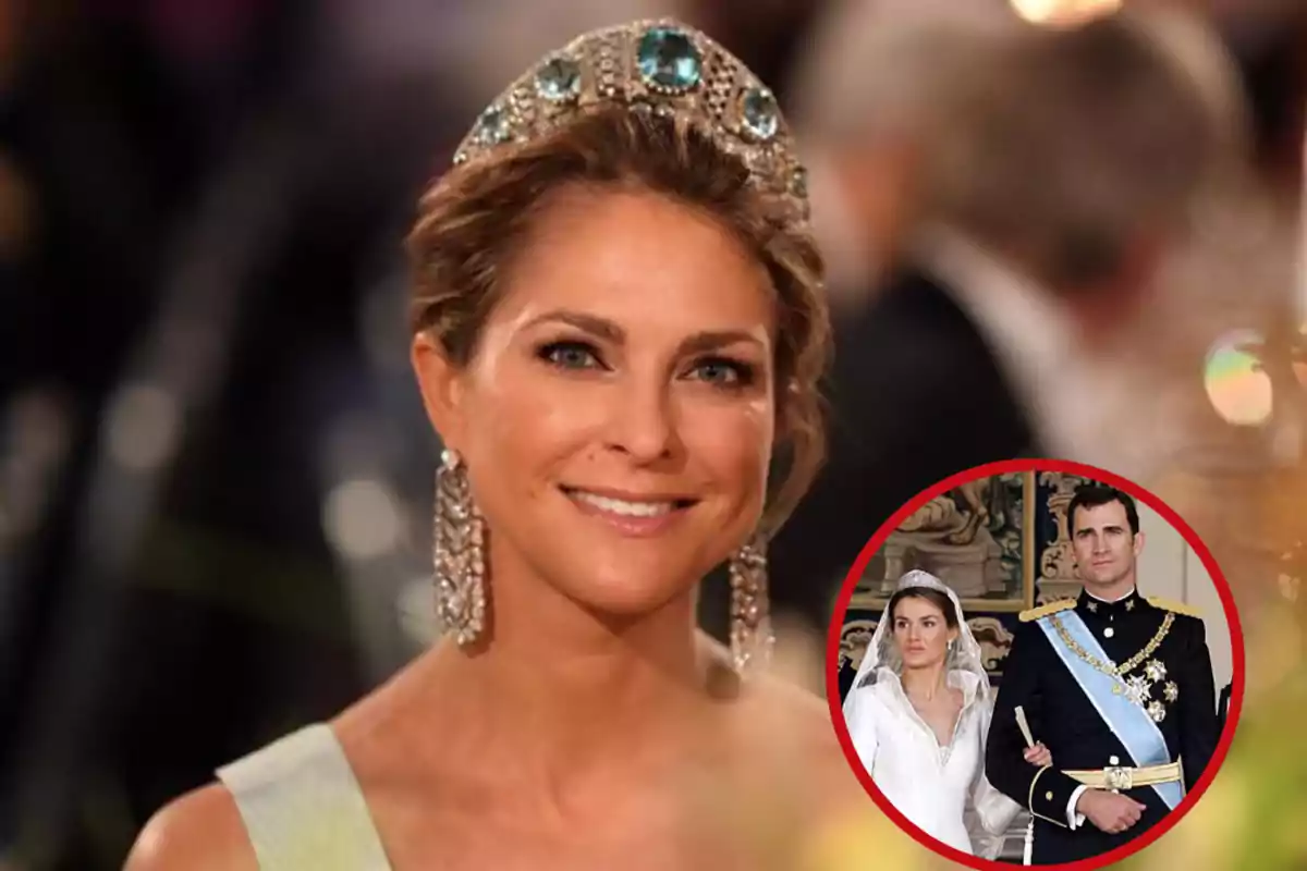 Mujer con tiara y pendientes largos sonríe en primer plano mientras en una esquina aparece una pareja vestida de gala en lo que parece una boda real