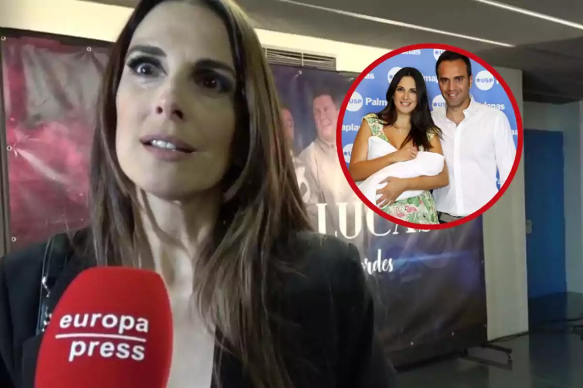 Mujer de cabello largo siendo entrevistada por un medio de comunicación con un micrófono rojo y en la esquina superior derecha aparece una imagen circular de una pareja con un bebé en brazos posando frente a un fondo azul