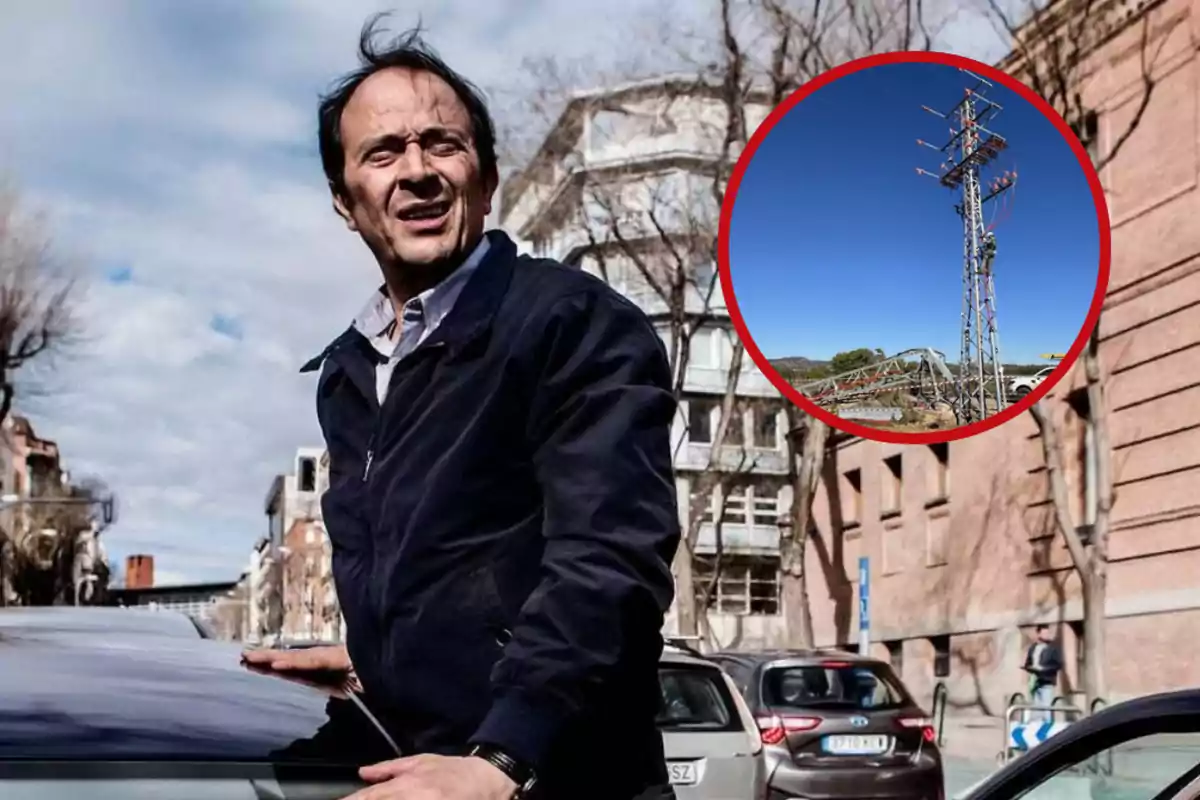 Un hombre de pie junto a un coche en una calle urbana con un cielo nublado y un recuadro que muestra una torre eléctrica.