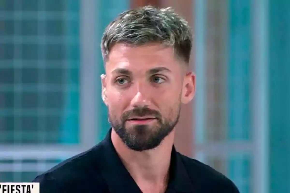 Captura de Alejandro Albalá con barba y cabello corto rubio oscuro, vistiendo una camisa negra, en Fiesta Captura de Alejandro Albalá con barba y cabello corto rubio oscuro, vistiendo una camisa negra, en Fiesta