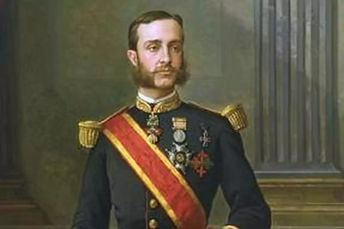 Retrato de un hombre con uniforme militar, condecoraciones y una banda roja y amarilla cruzada sobre el pecho.