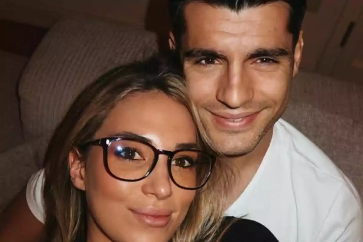 Primer plano de Alice Campello y Álvaro Morata sonrientes y sentados en el sofá de casa. Primer plano de Alice Campello y Álvaro Morata sonrientes y sentados en el sofá de casa.