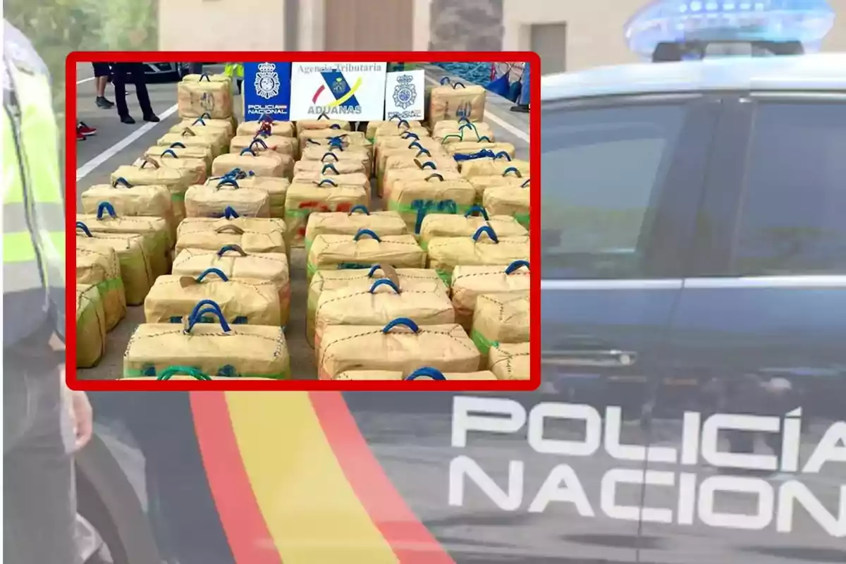 Un vehículo de la Policía Nacional junto a una gran cantidad de paquetes apilados en el suelo con etiquetas de la Agencia Tributaria y Aduanas.