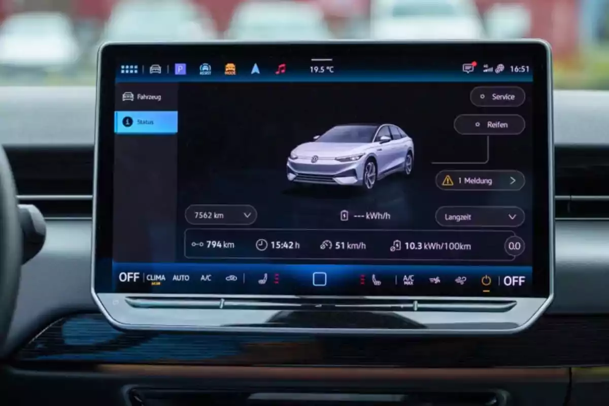 Pantalla de un sistema de infoentretenimiento de un automóvil Volkswagen ID.7 Pro S que muestra información sobre el vehículo, incluyendo un gráfico de un coche, kilometraje, consumo de energía y opciones de servicio.