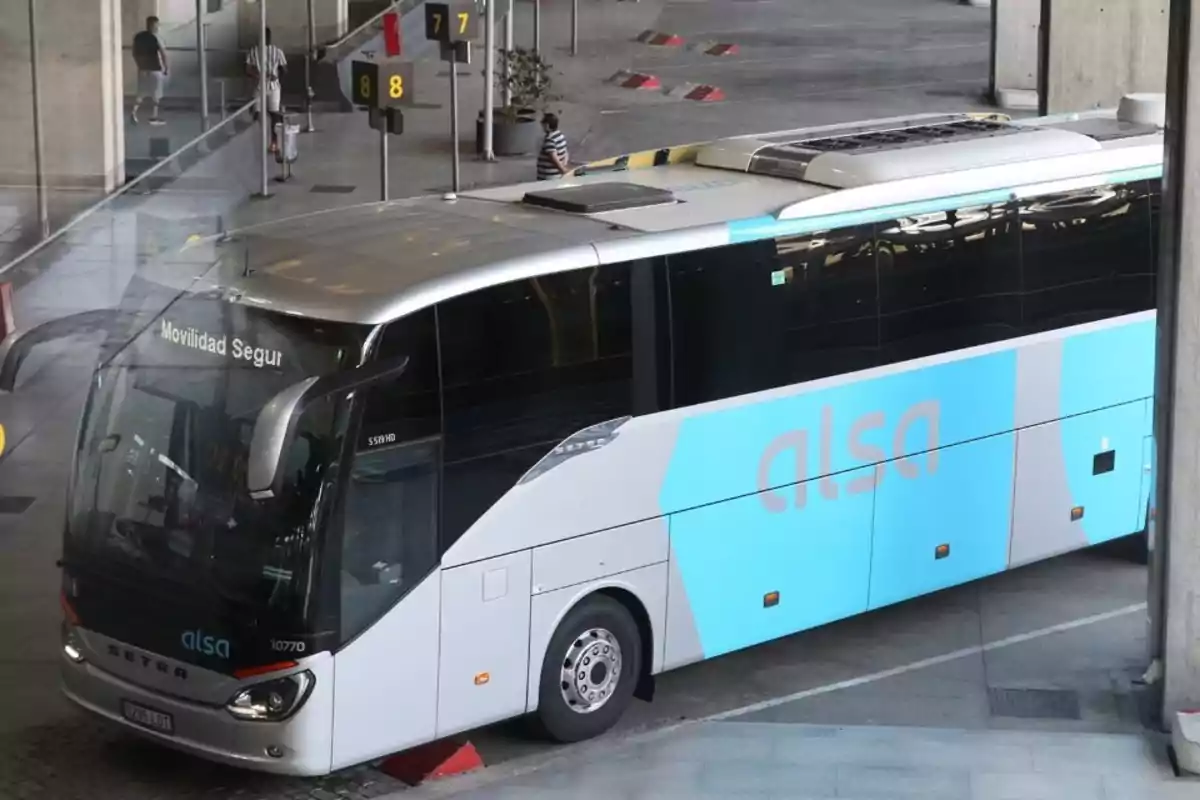 Autobús de la empresa Alsa estacionado en una terminal junto a los andenes numerados 7 y 8 Autobús de la empresa Alsa estacionado en una terminal junto a los andenes numerados 7 y 8