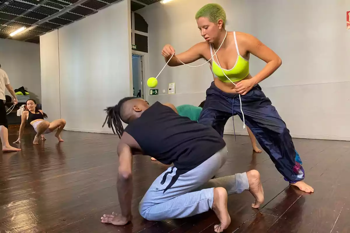 Personas participando en una clase de danza contemporánea en un estudio.