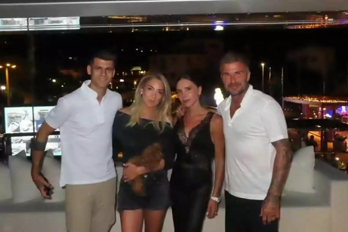Álvaro Morata, Alice Campello, Victoria Beckham y David Beckham posando juntos en un balcón durante la noche, con luces de la ciudad de fondo. Post de Alice en Instagram el 19 de julio de 2024