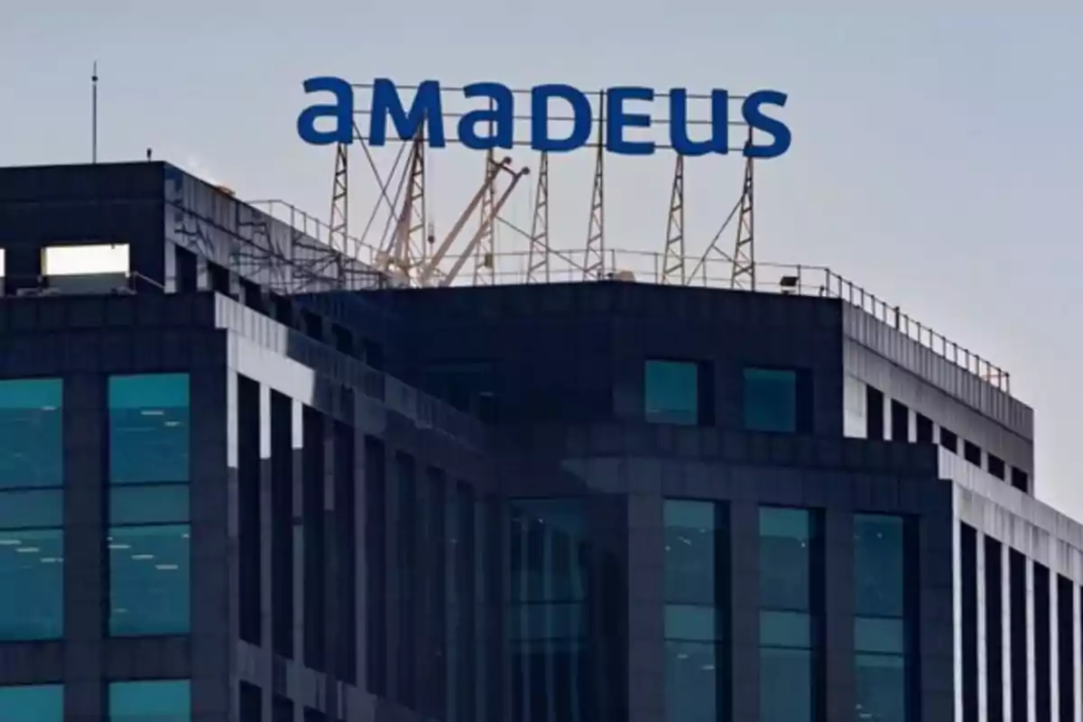 Edificio moderno con el letrero de Amadeus en la azotea Edificio moderno con el letrero de Amadeus en la azotea