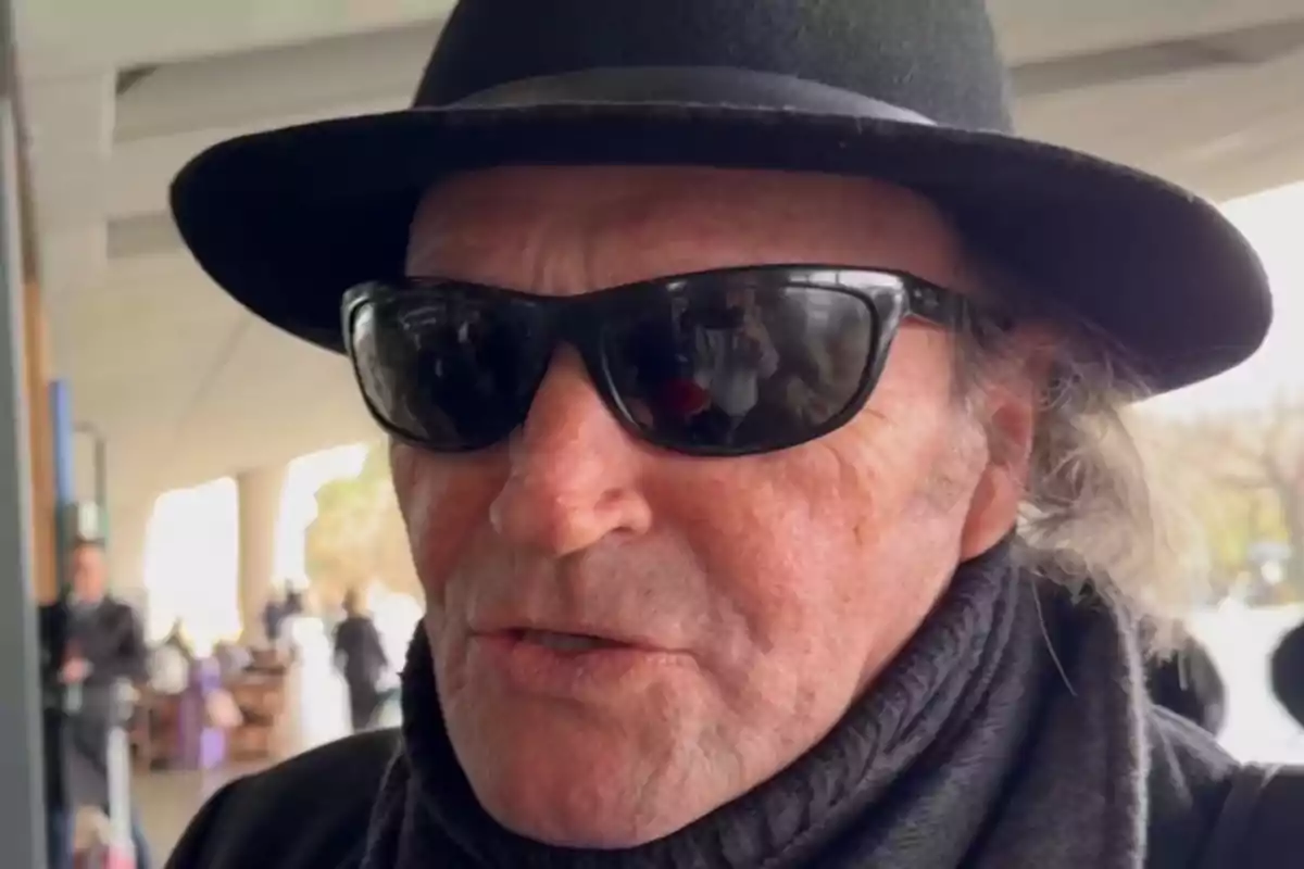 Amador Mohedano con sombrero negro y gafas de sol oscuras. Amador Mohedano con sombrero negro y gafas de sol oscuras.