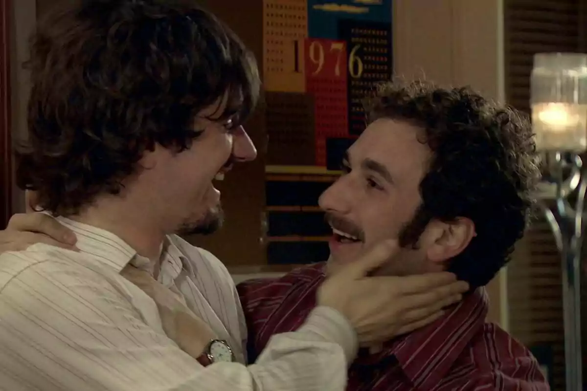 Quintero y Miguel sonrientes se miran y se abrazan afectuosamente en un ambiente interior. Captura de 'Amar es para siempre' el 17 de julio de 2019