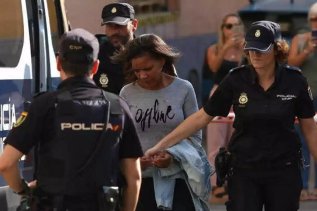 Ana Julia Quezada junto a la policia