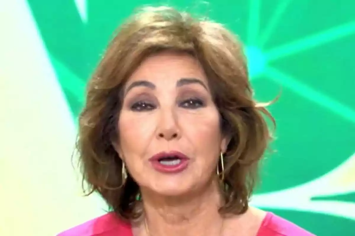 Ana Rosa Quintana con cabello castaño y maquillaje oscuro en los ojos hablando frente a un fondo verde en El Programa de Ana Rosa.