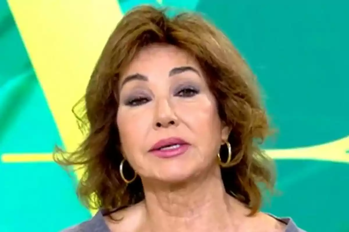 Ana Rosa Quintana con cabello castaño y aretes dorados frente a un fondo verde y amarillo en El Programa de Ana Rosa.