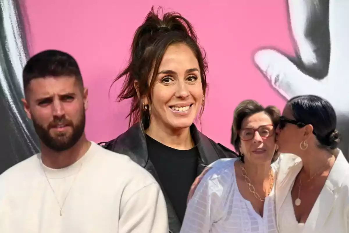 Un grupo de personas posando frente a un fondo rosa, con una mujer en el centro sonriendo y otras dos mujeres a la derecha interactuando entre sí.