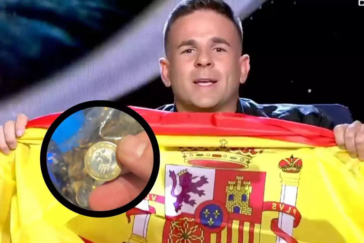 Un hombre sostiene una bandera de España mientras se muestra un primer plano de una moneda en una bolsa de plástico.