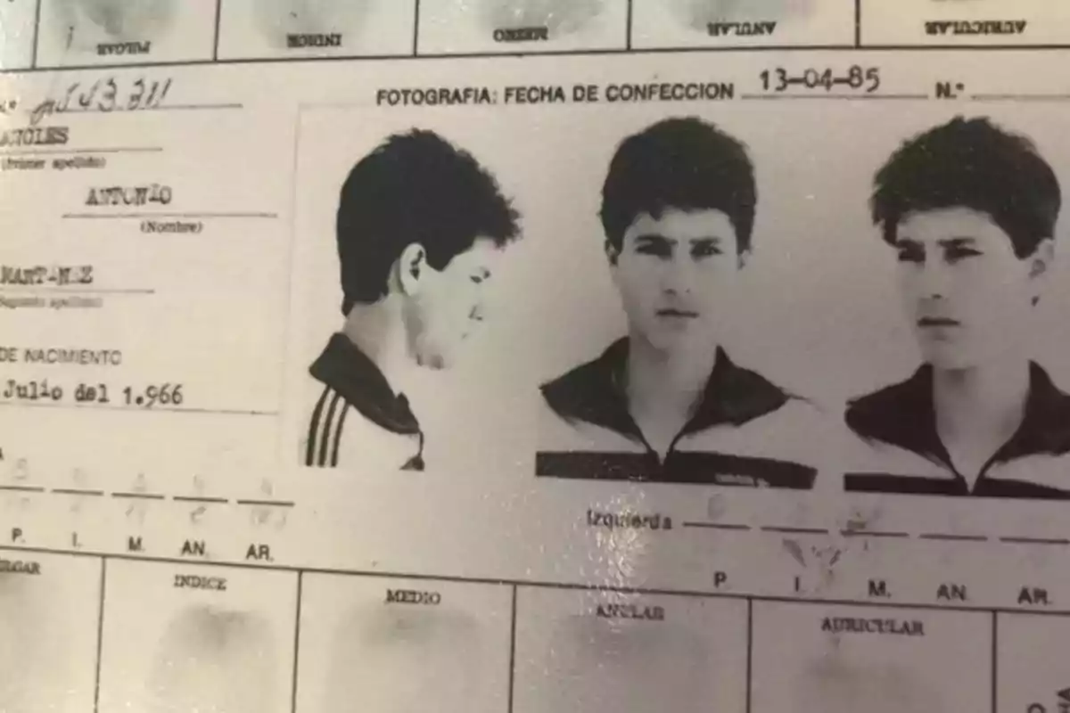 Una ficha policial con fotos de perfil y frente de un hombre, junto con información personal y huellas dactilares.