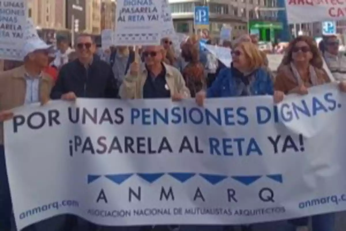 Personas en una manifestación sostienen una pancarta que dice 