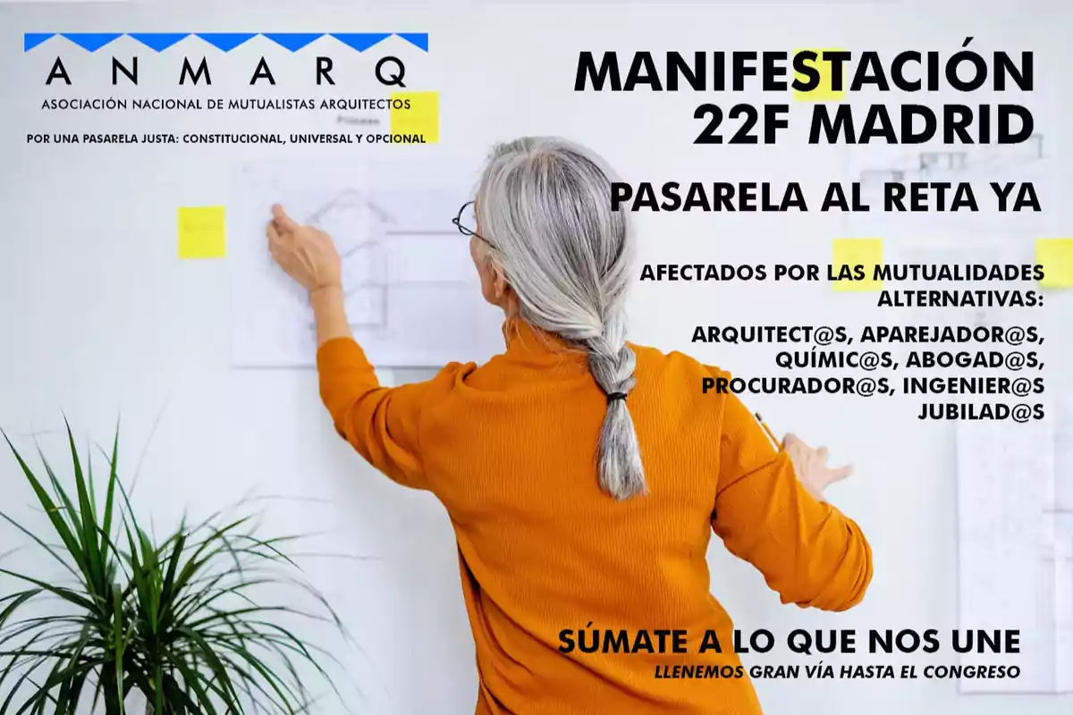 Una persona de cabello gris y suéter naranja observa planos en una pared, rodeada de notas adhesivas amarillas, con texto sobre una manifestación en Madrid organizada por ANMARQ.