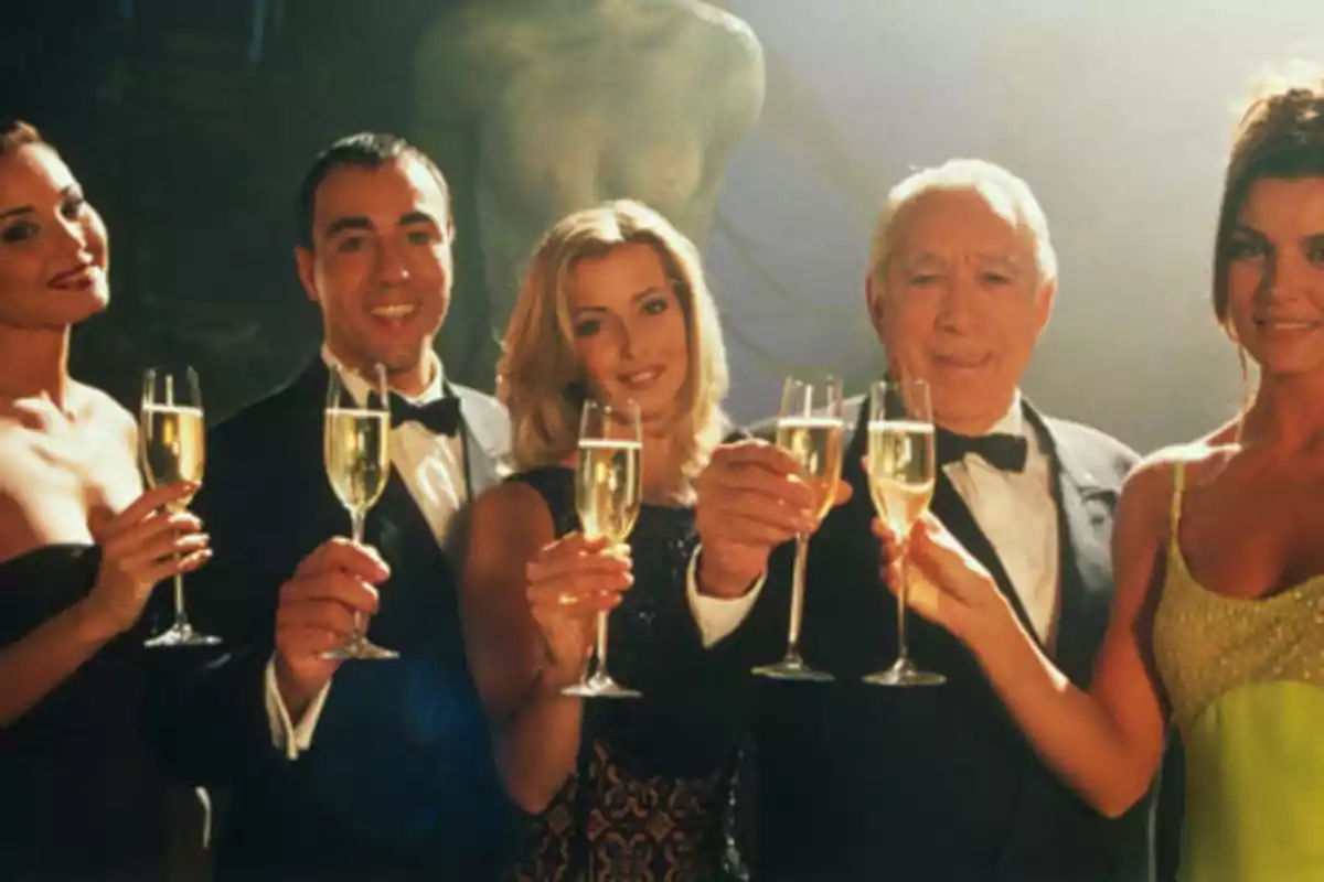Un grupo de personas elegantemente vestidas brindando con copas de champán.
