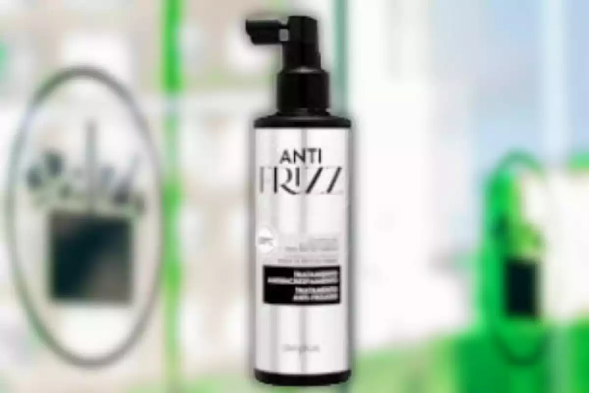 Botella de spray anti-frizz con fondo desenfocado. Botella de spray anti-frizz con fondo desenfocado.