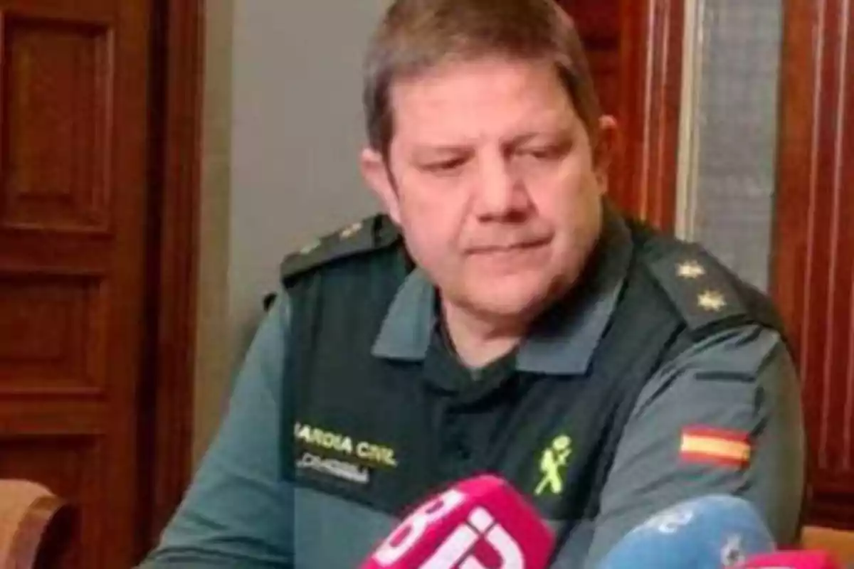 Un oficial de la Guardia Civil en una conferencia de prensa.