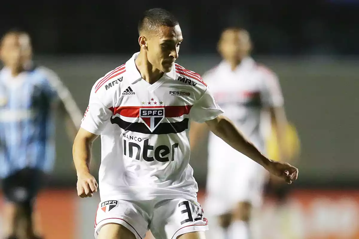 Jugador de fútbol del São Paulo FC en acción durante un partido. Jugador de fútbol del São Paulo FC en acción durante un partido.